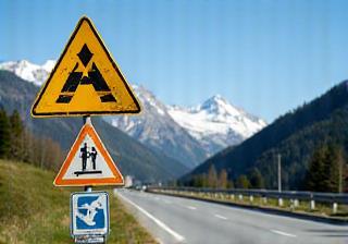 Hinweisschilder für eine Alpenstraße in Österreich